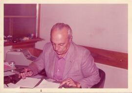 Fausto Magnani fotografado em uma mesa de trabalho.