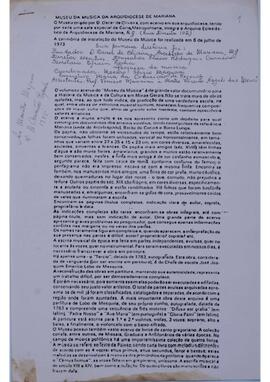 Maria da Conceição Resende oferece informações sobre o Museu da Música da Arquidiocese de Mariana a Sergio Magnani.