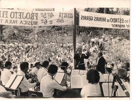 Sergio Magnani regendo a Orquestra Sinfônica de Minas Gerais no Domingo no Parque.