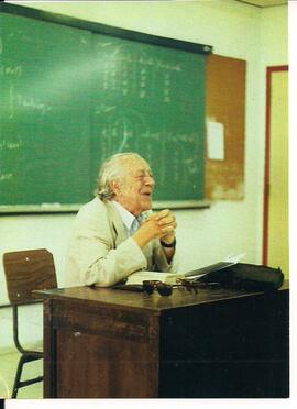 Sergio Magnani ministrando aula para um grupo de estudos de Mitologia, da Faculdade de Filosofia ...