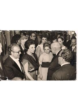 Sergio Magnani recebendo cumprimentos após reger o Orfeu de Gluck no Teatro Trindade de Lisboa.