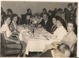 Sergio Magnani com Maria Lúcia Godoy e membros do Madrigal Renascentista.