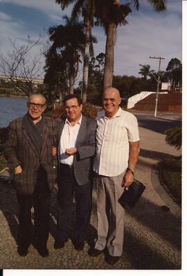 Sergio Magnani, Venicio Mancini e Angelo Stefanato posando para a foto na Pampulha, com o Estádio...