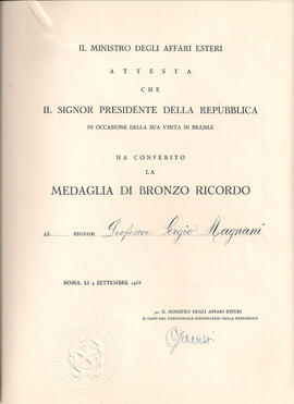 Atestado de que o Presidente da República Italiana conferiu a Medalha de Bronze Recordação a Serg...
