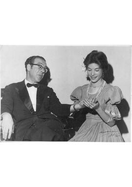 Sergio Magnani com Elisabeth de Paula em intervalo de ópera. Salvador, Bahia.