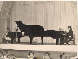 Sergio Magnani  em concerto a 2 pianos com Magdala Costa no Instituto de Educação.