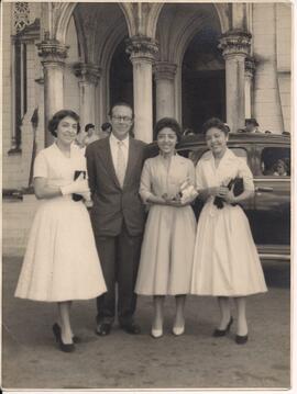 Sergio Magnani com Neyde Lambert, Maria Amelia Martins La Fosse e Maria Amália Martins na Igreja ...