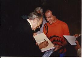 Sergio Magnani autografando seu livro.