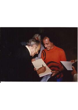 Sergio Magnani autografando seu livro.